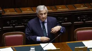 Lepsza żona to ta w "dłuższej spódnicy"? Senatorki zaprotestowały wymownym strojem 