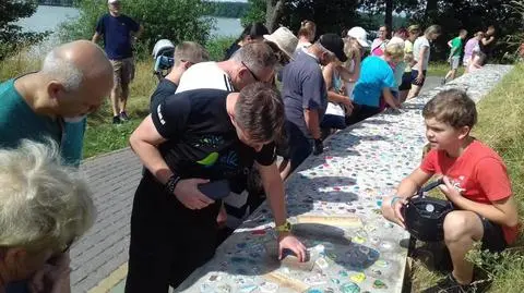 Chodnik można podziwiać spacerując wzdłuż promenady nad jeziorem