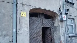 Sterty śmieci i przepełnione toalety w centrum Zgierza