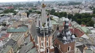 Zdejmowanie korony z wieży bazyliki Mariackiej w Krakowie