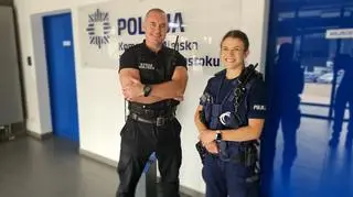Policjantka i strażnik miejski wydostali dziecko z rozgrzanego samochodu
