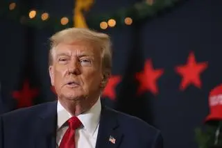 Donald Trump podczas wiecu wyborczego w Waterloo (Iowa) 19 grudnia 2023 roku