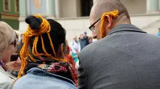 Rude warkocze można było doczepić do włosów 