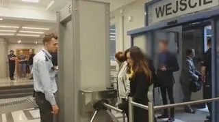 Adam Z. wchodzi do sądu