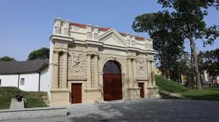 Łącznik (po lewej) ma kształt łuku. Była to swego rodzaju "zmyłka" charakterystyczna dla architektury baroku 