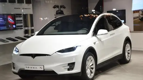 Tesla wycofuje ponad 7 tysięcy samochodów. Usterka poduszek powietrznych 
