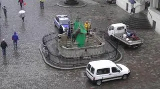 Początkowo pracom przyglądała się policja