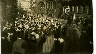 Paderewski was welcomed by crowds