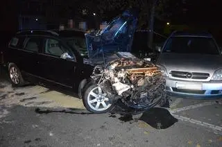 Jechał ulicą Wolności i uderzał w zaparkowane tam samochody