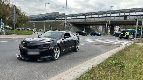 Sportowym autem uderzył w radiowóz. Policyjne auto aż obróciło