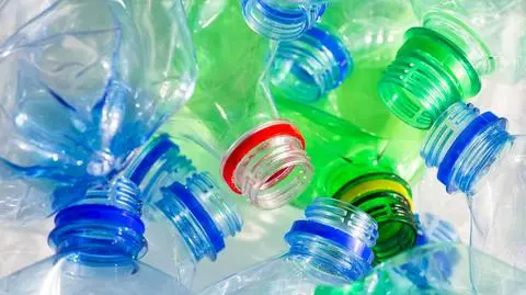 Zbadali wodę w butelkach. Okazało się, że z każdym łykiem przyjmujemy mikroplastik