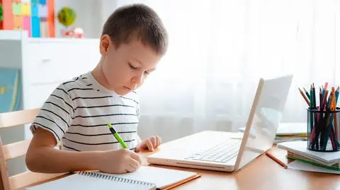 Zdalna edukacja w całej Polsce. Większość uczniów została dziś w domach, problemy mają podobne jak wiosną