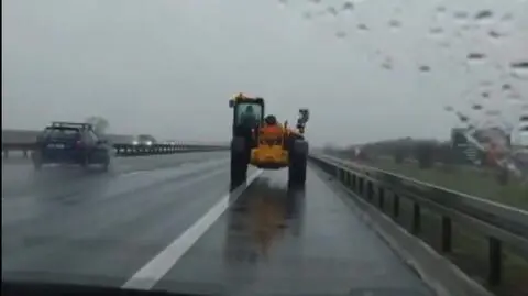 Koparką wyjechał na drogę S8