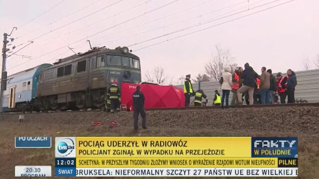 Pociąg uderzył w radiowóz. Zginął policjant