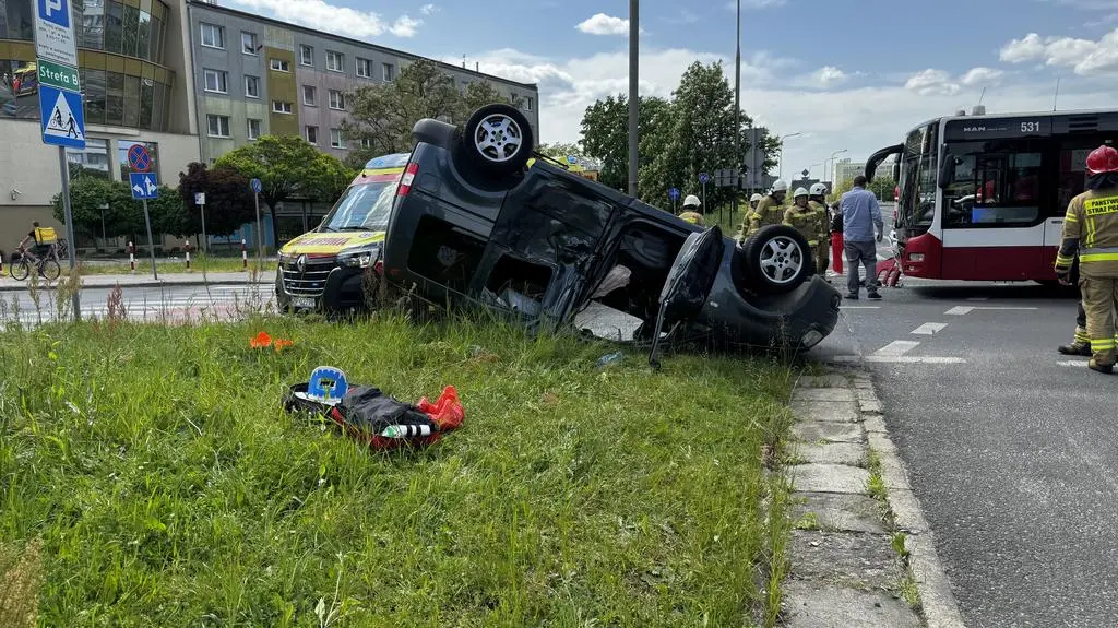 Auto leży na dachu 