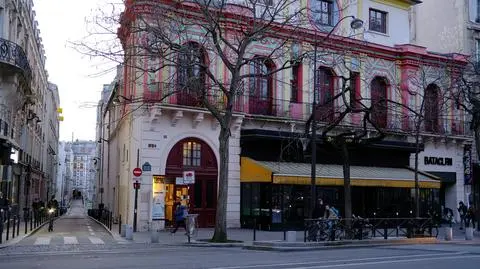 Siedzieli w aksamitnych czerwonych fotelach i musieli patrzeć, jak giną inni 