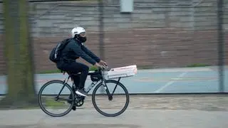 Jelani pracuje jako kurier rowerowy