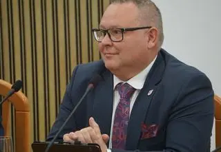 Zastąpił byłego posła, starostą jest od grudnia, już dostał podwyżkę