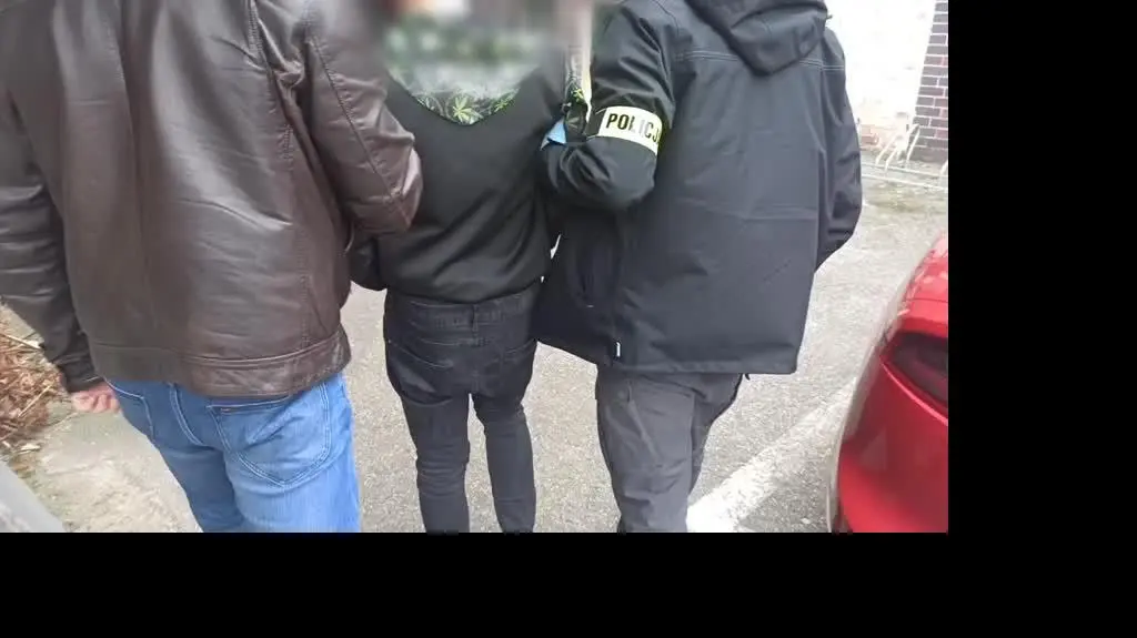 18 latek nozem przechodnia