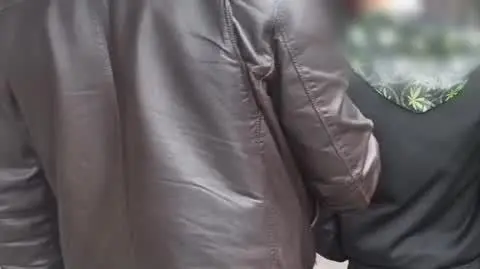 18 latek nozem przechodnia