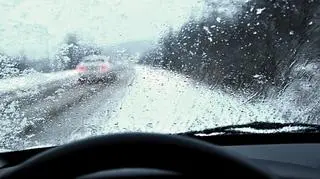 Tu wciąż pada marznący deszcz. IMGW przedłuża alarmy