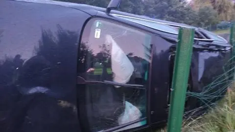 Pijany ojciec wjechał w ogrodzenie. Wiózł pięcioletniego syna, bez fotelika i zapiętych pasów 