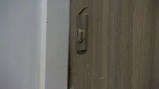 Zniszczone drzwi mieszkania 29-latka