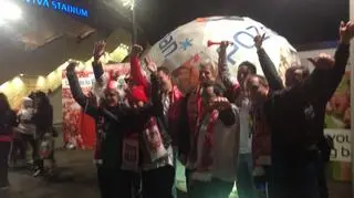 Kibice przed gigantyczna piłką z prezydentem Ryszardem Grobelnym 