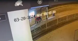 Moment podpalenia mężczyzny na przystanku tramwajowym w Łodzi