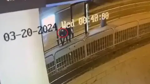 Moment podpalenia mężczyzny na przystanku tramwajowym w Łodzi
