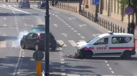 Zderzenie trzech aut na skrzyżowaniu w centrum miasta