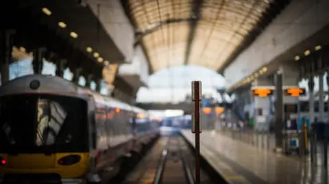 pociąg dworzec stacja kolejowa paddington london uk wielka brytania transport publiczny tory shutterstock_267986810