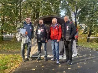 Nocna zmiana o poranku w miasteczku edukacyjnym