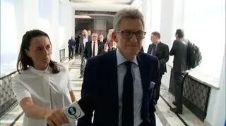 Stanisław Piotrowicz zignorował pytanie dziennikarki. Nie odpowiedział nawet słowem