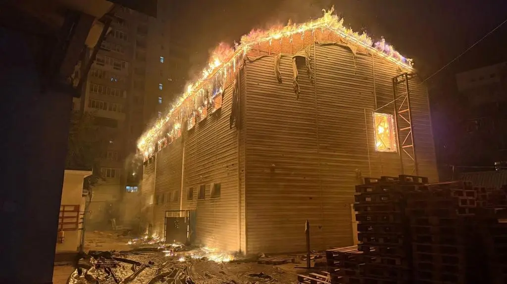 Pożar po rosyjskim ataku na Kijów. Zdjęcie z 20 sierpnia