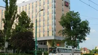 "Biała dama" pod hotelem Mercure