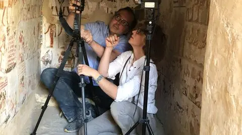 Philippe Walter i Catherine Defeyt dokonują pomiarów w Noble Valley w Luksorze za pomocą przenośnego urządzenia naukowego