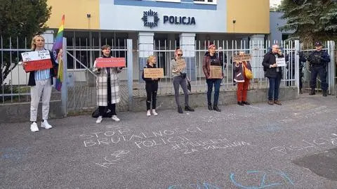 Protestowali przed komendą policji, hasła wypisali kredą na chodniku. Usłyszeli za to zarzuty 