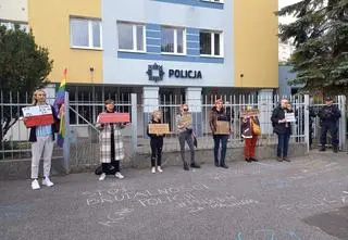 Protestowali przed komendą policji, hasła wypisali kredą na chodniku. Usłyszeli za to zarzuty 