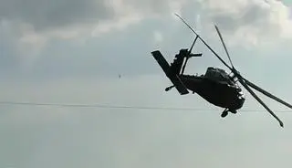 Moment zerwania linii energetycznej przez śmigłowiec Black Hawk