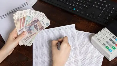 ruble pieniadze shutterstock_1708924414