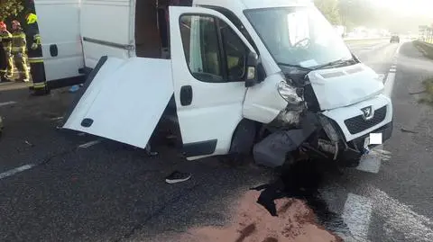 34 cudzoziemców w małym busie. Kierowca najpierw spowodował kolizję, a później uciekł 