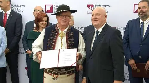 Senatorowie XI kadencji odebrali nominacje. Jeden z nich zrobił to w góralskim stroju 