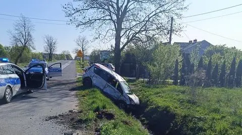 Nie zatrzymał się do kontroli, ucieczkę zakończył w rowie
