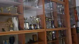 Trofea sportowe uczniów szkoły w Stężycy