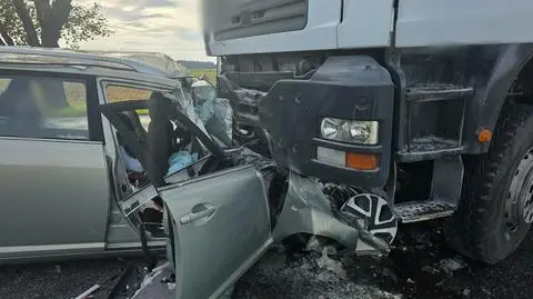 Auto rozbiło się o betoniarkę