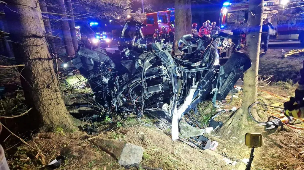 Auto roztrzaskało się o drzewo