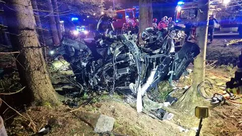 Auto roztrzaskało się o drzewo