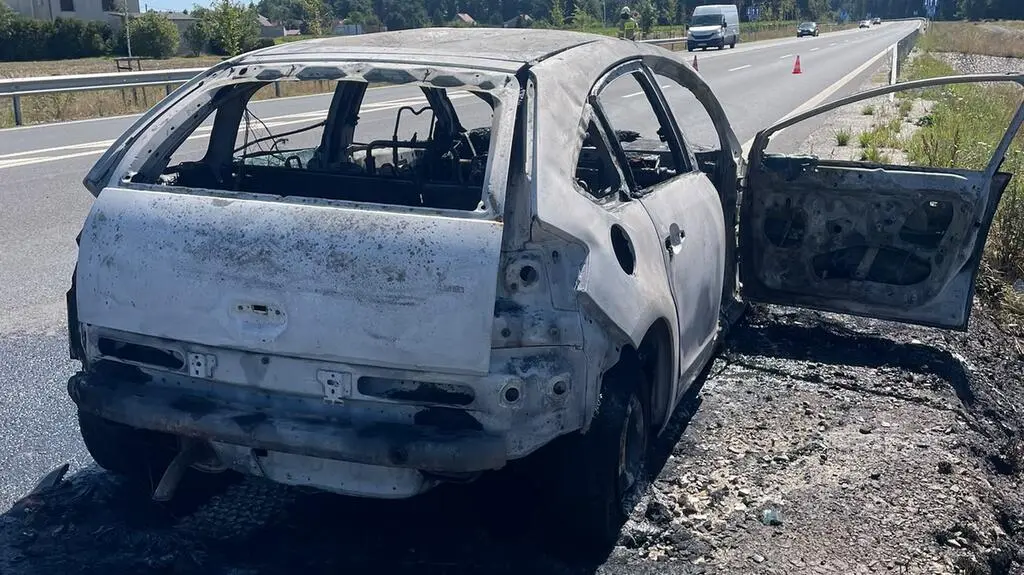 Auto spłonęło na drodze
