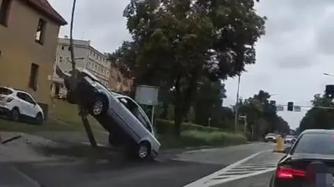 Auto stanęło dęba 